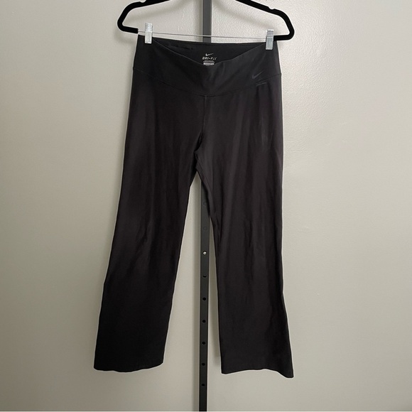 Nike Black Wide Leg Flared Yoga Pants Size Medium - Picture 1 of 3